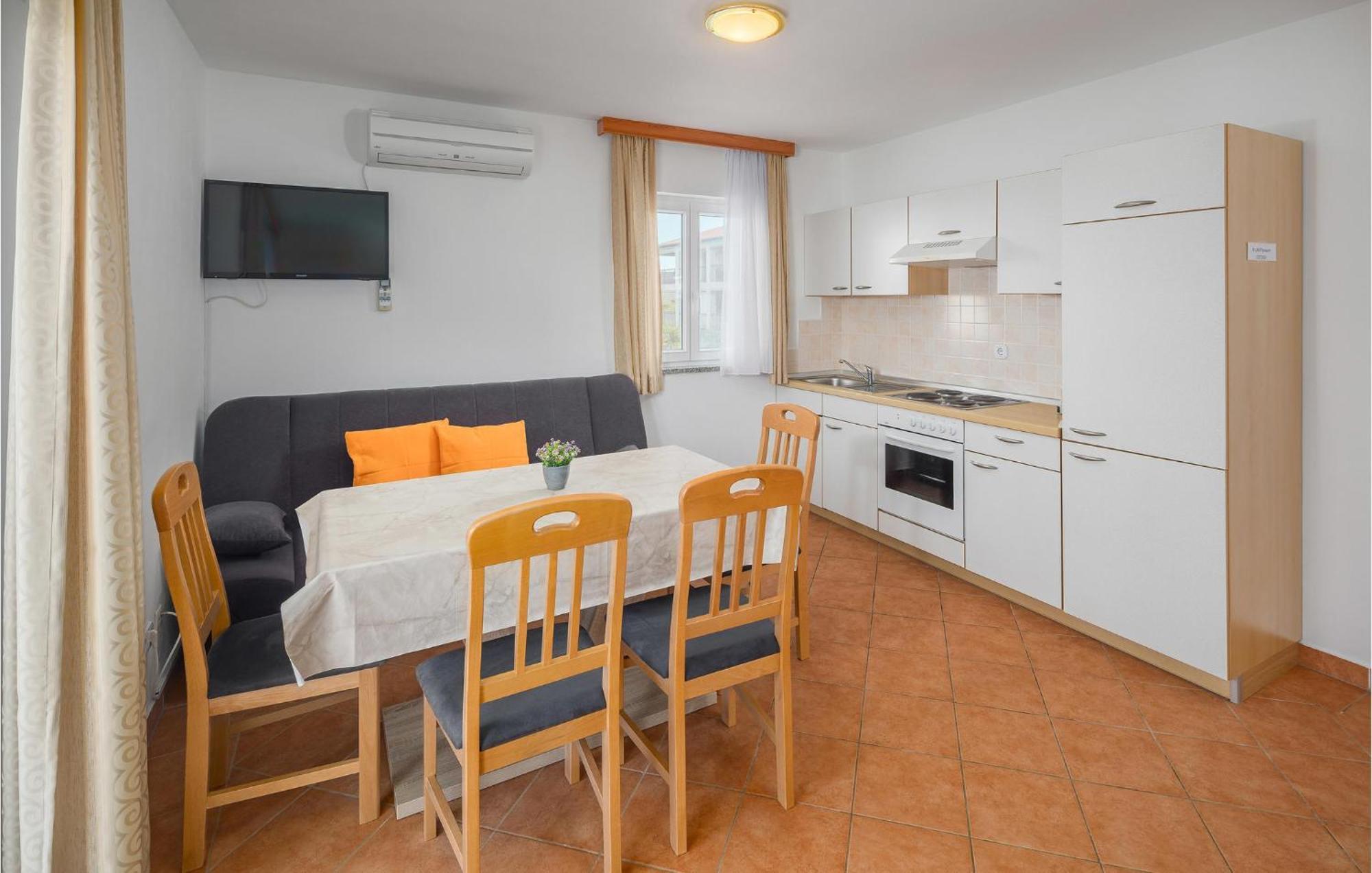 1 Bedroom Beautiful Apartment In Poreč Exterior foto